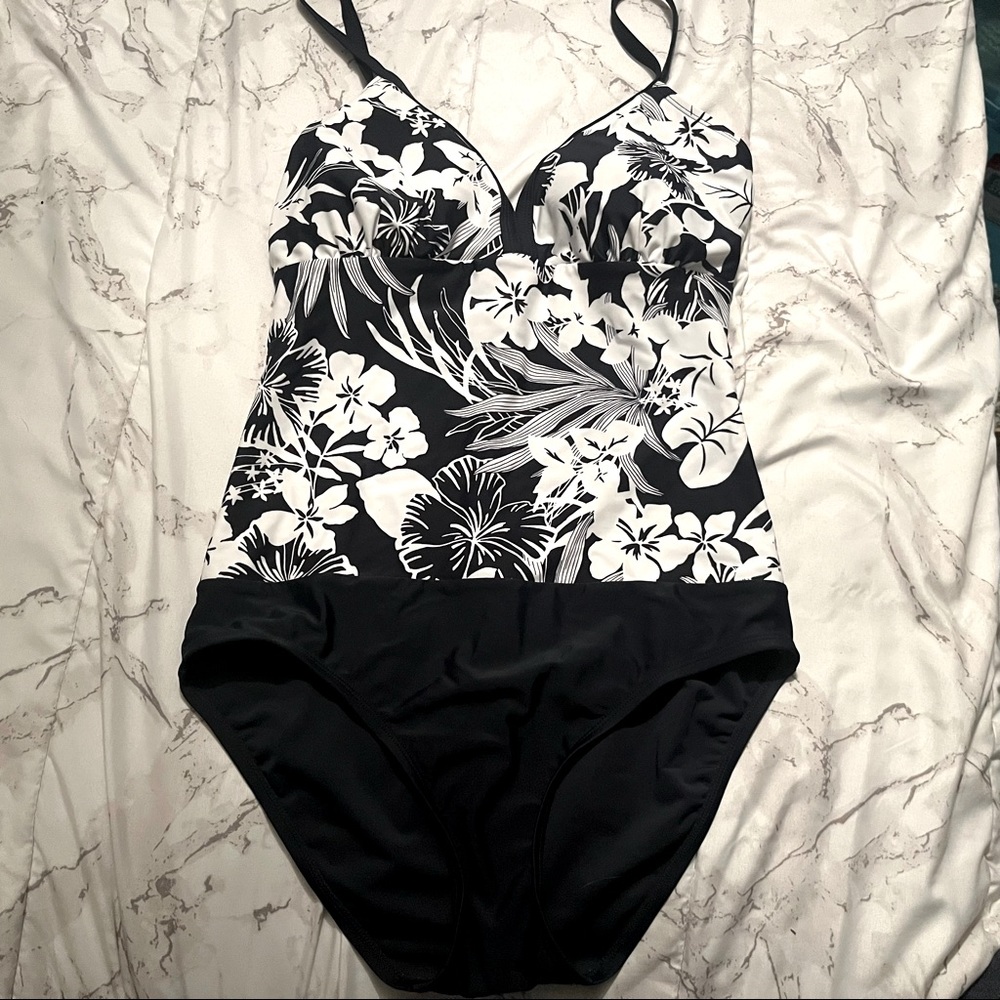 ⬇️$25 Krista one piece swim suit size‎ 14